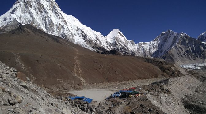 Gorak Shep mit dem Kala Patthar im Hintergrund